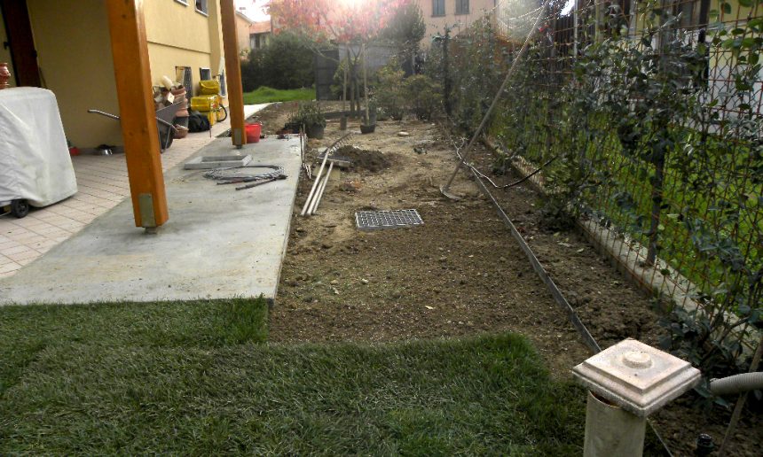 realizzazione giardino in provincia di Treviso con siepi aiuole e prato a rotoli