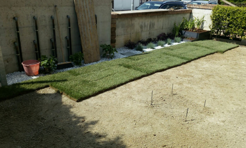 immagine giardino casier con prato a rotoli impianto di irrigazione e aiuole