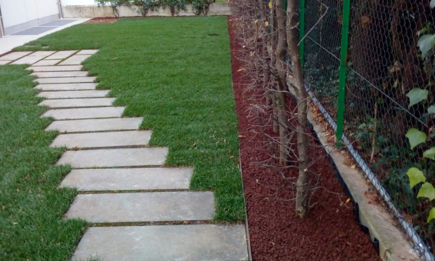 immagine giardino montebelluna con impianto di irrigazione bordure e prato a rotoli