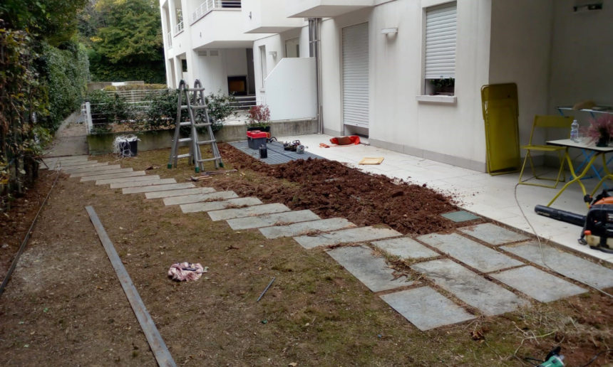 immagine giardino montebelluna con impianto di irrigazione bordure e prato a rotoli