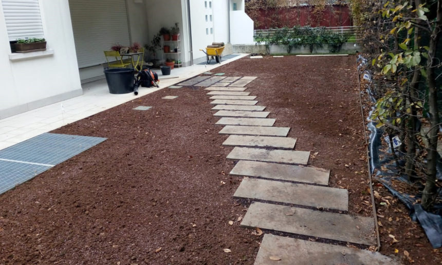 immagine giardino montebelluna con impianto di irrigazione bordure e prato a rotoli